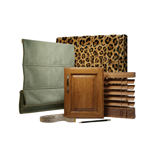 Verschillende interieurmaterialen zoals een groene stoffen bekleding, een leopard print stof, een houten kastdeur, houten jaloezieën, een meetlint en een pen.