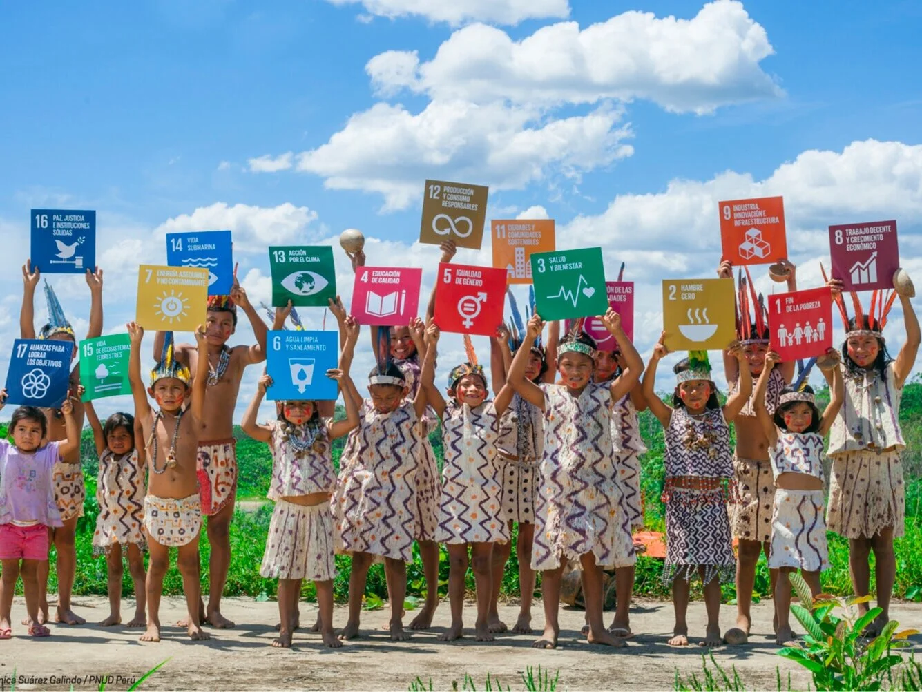 Photo_2_PERU_Children_from_the_Amazon_river_with_SDGs-1500pix.jpg