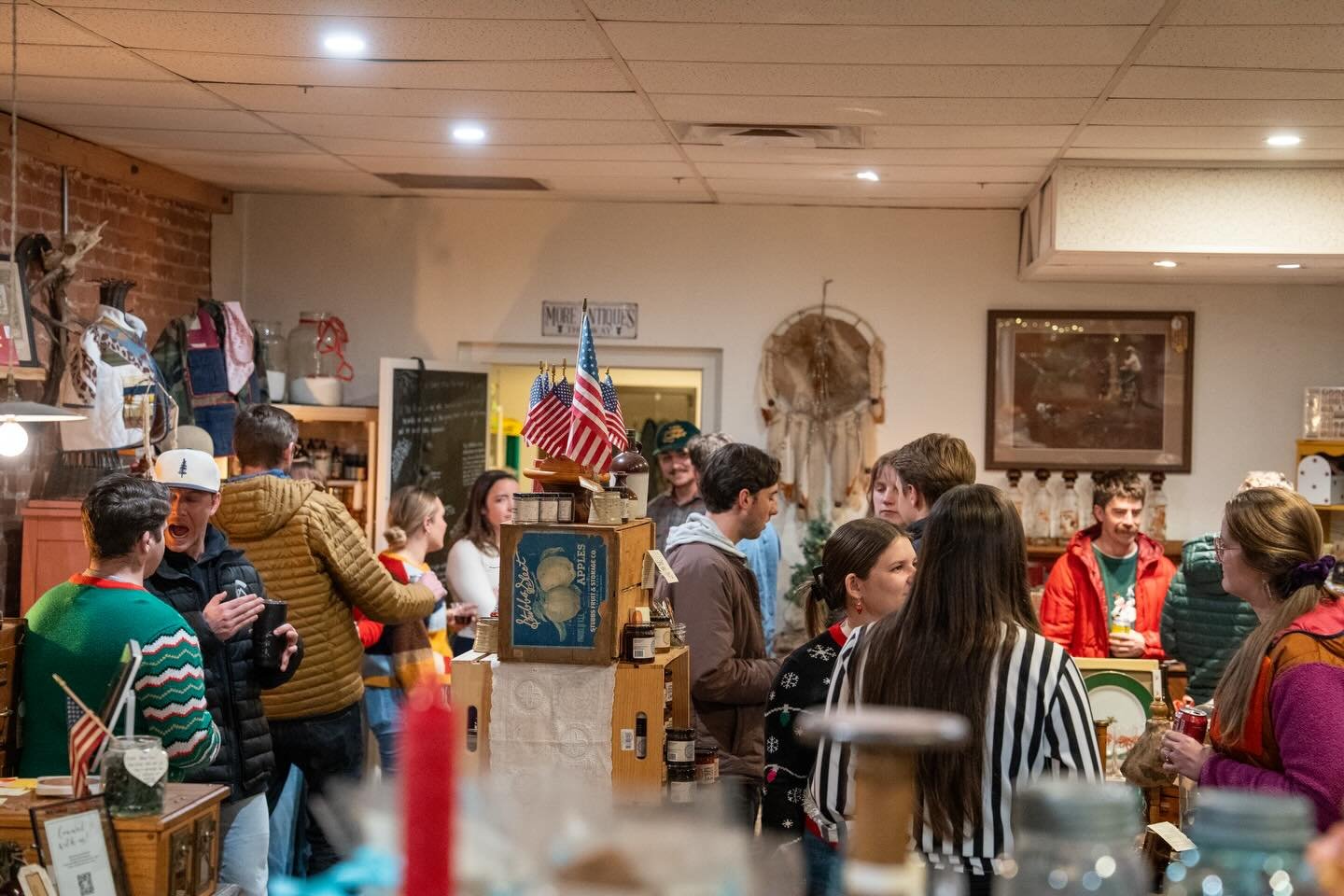 Last night&rsquo;s holiday party definitely won the award for ~coziest~ happy hour of the year 🎄✨ 

Thank you for having us, @rootsandroostco ! We loved mingling among the antiques and fun knick-knacks while sipping a bev and catching up with folks 