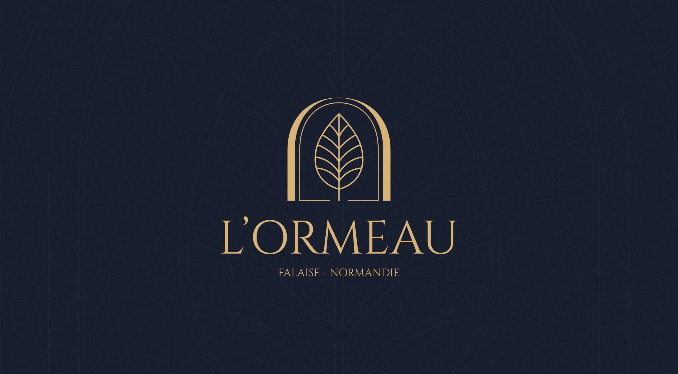 Logo doré de l'entreprise L'Ormeau avec une feuille dans un arc, sur un fond bleu foncé avec le texte 'Falaise - Normandie'.