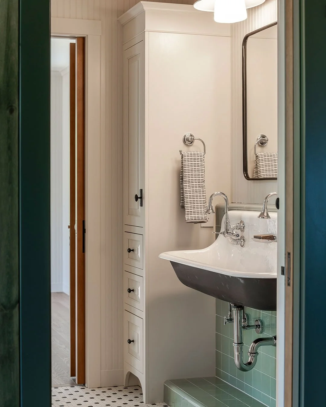 This renovation balances classic utility with modern refinement, from the double farmhouse sink to the beadboard walls and classic tilework.
Along side Designer @brantdaniel, these timeless elements were pulled together into a fresh and functional s