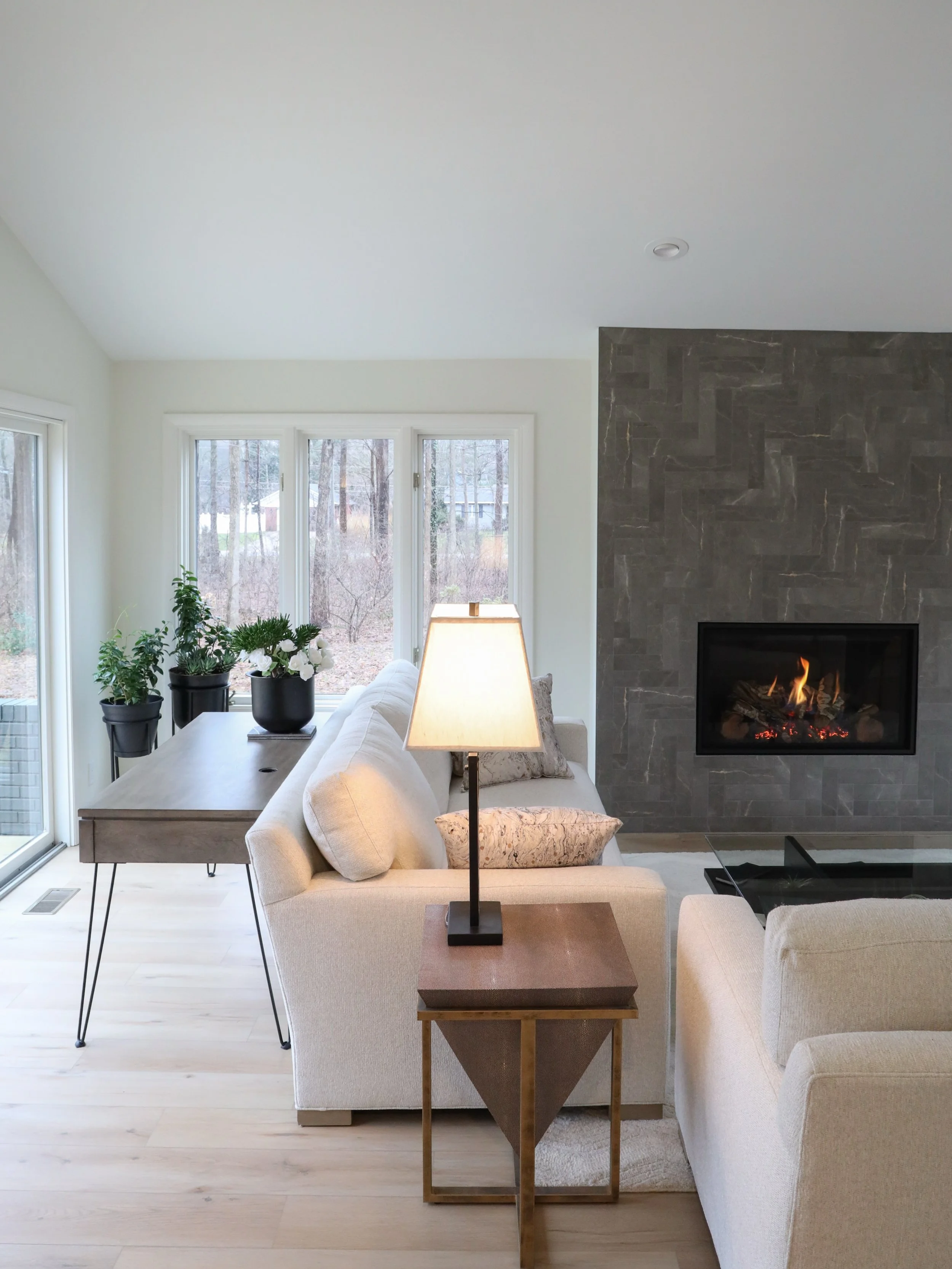Some rooms do not need to be loud to make an impression.

This one is calm, warm, and easy to live in, with natural light, layered materials, and a layout that feels connected to the way home actually happens.

That is the goal at Schippers, creating