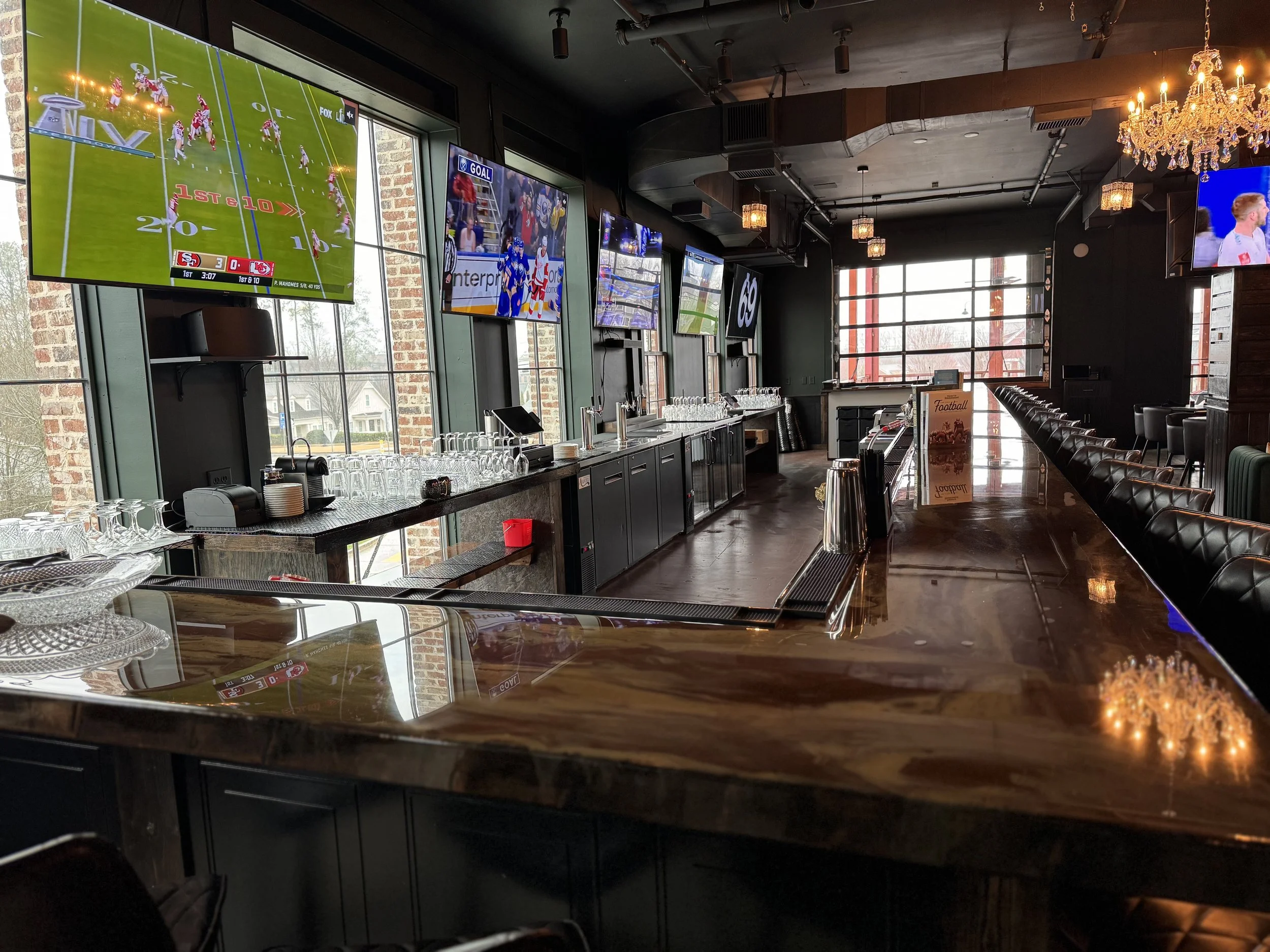 Bar and Restaurant to watch the Braves 