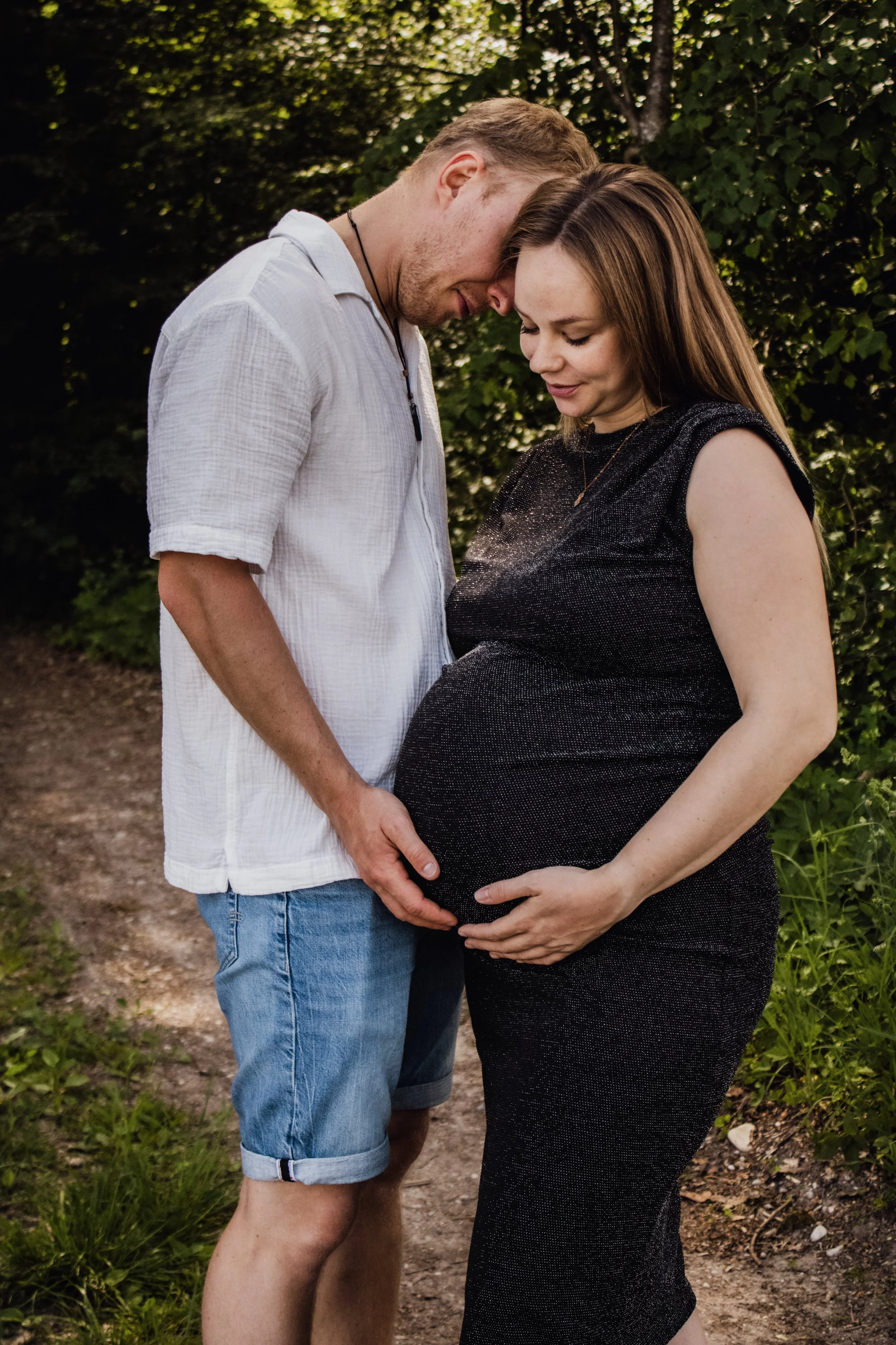 Maternitiy Schwangerschaftsshooting Babybauchshooting Familienshooting Familienfotografie Fotografin Germering inaslichtbilder 