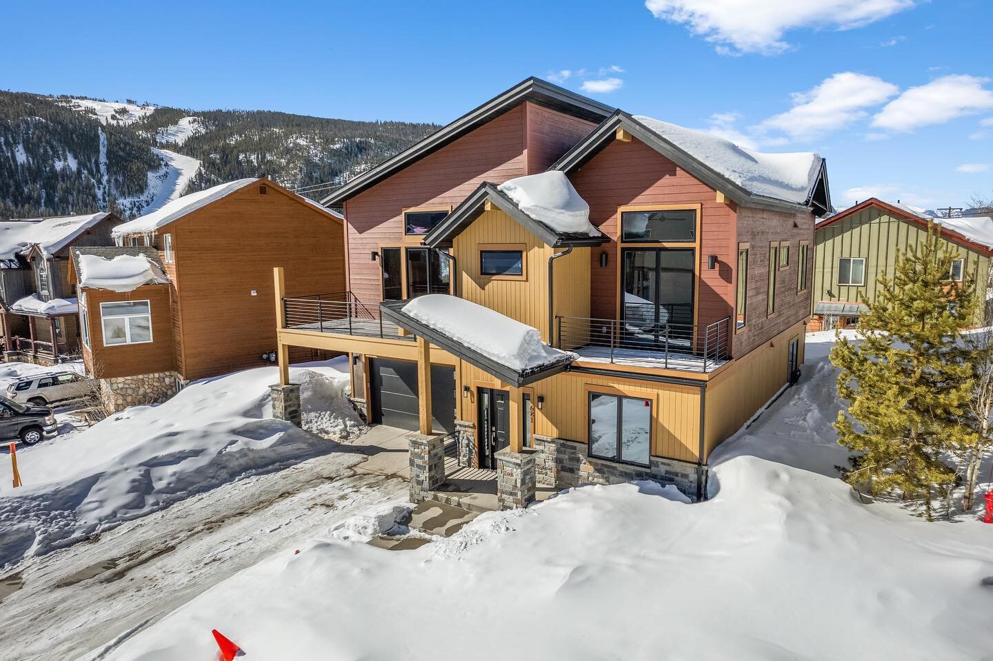 Just a stones throw away from the Keystone Ski lifts. Gotta check this beauty out we shot!🔥

Listed by: @jeffscrogginsre 
Brokered by: @livsirmountains @livsothebysrealty 

Haven&rsquo;t worked with us before and have been thinking about using our s