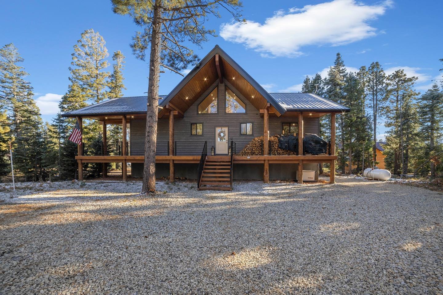 Probably one of the nicer nightly rentals up in the mountains of Duck Creek Village, not too far from Brian Head UT😍

Host: @duckcreekretreats 

Send us a message or visit the link in our bio to schedule your next listing shoot with us 😊🤙🏽

&bull