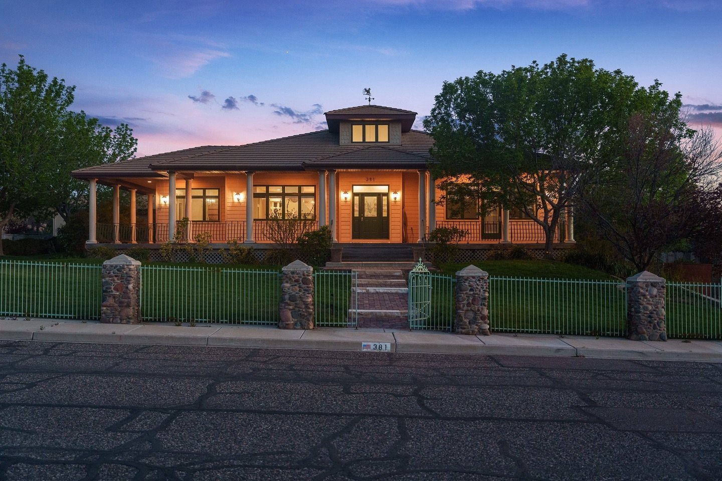 Twilights are a big hit! Especially this time of the year as weather is great and everything is green🍃🌅

Listed/sold by: @marisa_your_utrealtor 
Brokered by: @utahseliterealtors 

Ask us about our twilight services! To book you can visit the link i