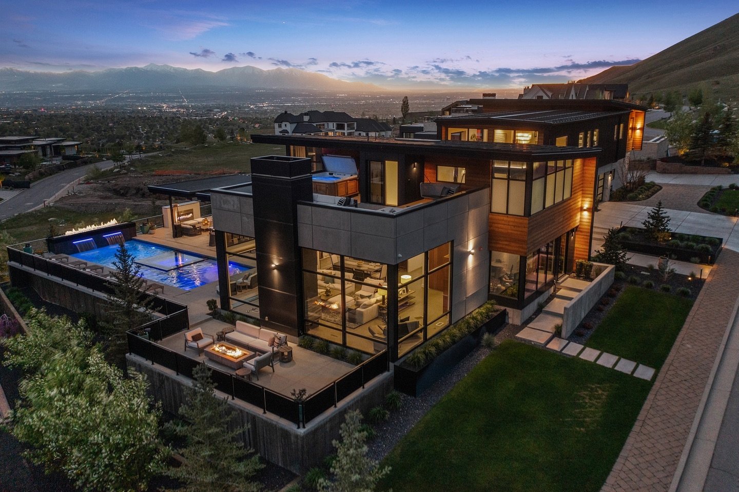 Everything about this house we captured is just next level 🤯🤯

Listed by: @shellytripp1 
Brokered by: @cbrealtyutah @coldwellbanker 

If you want photos similar to this one, click that link in our bio or send us a message!🙌🏽

&bull;
&bull;
&bull;