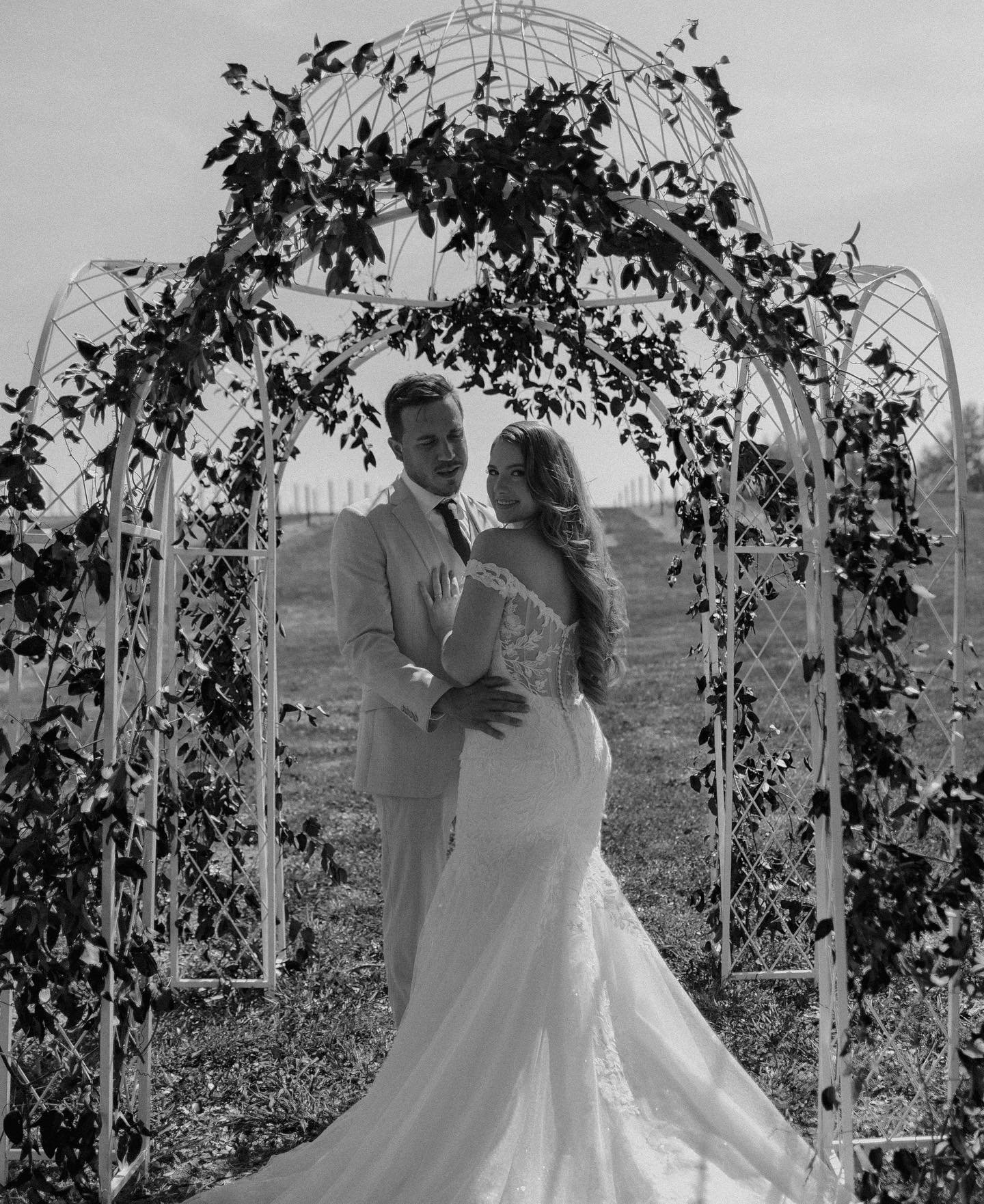 💍🍇 Picture your forever starting right here among the vineyards at Osprey View.✨

Planner: @saepevents
🪑Rentals: @stellaroseevents | @agtents | @bows.and.boho
💇🏻&zwj;♀️Hair: @tiffanystylez
👗Dress: @trulyforeverbridaltampa
💄MUA: @megan_panwar
?