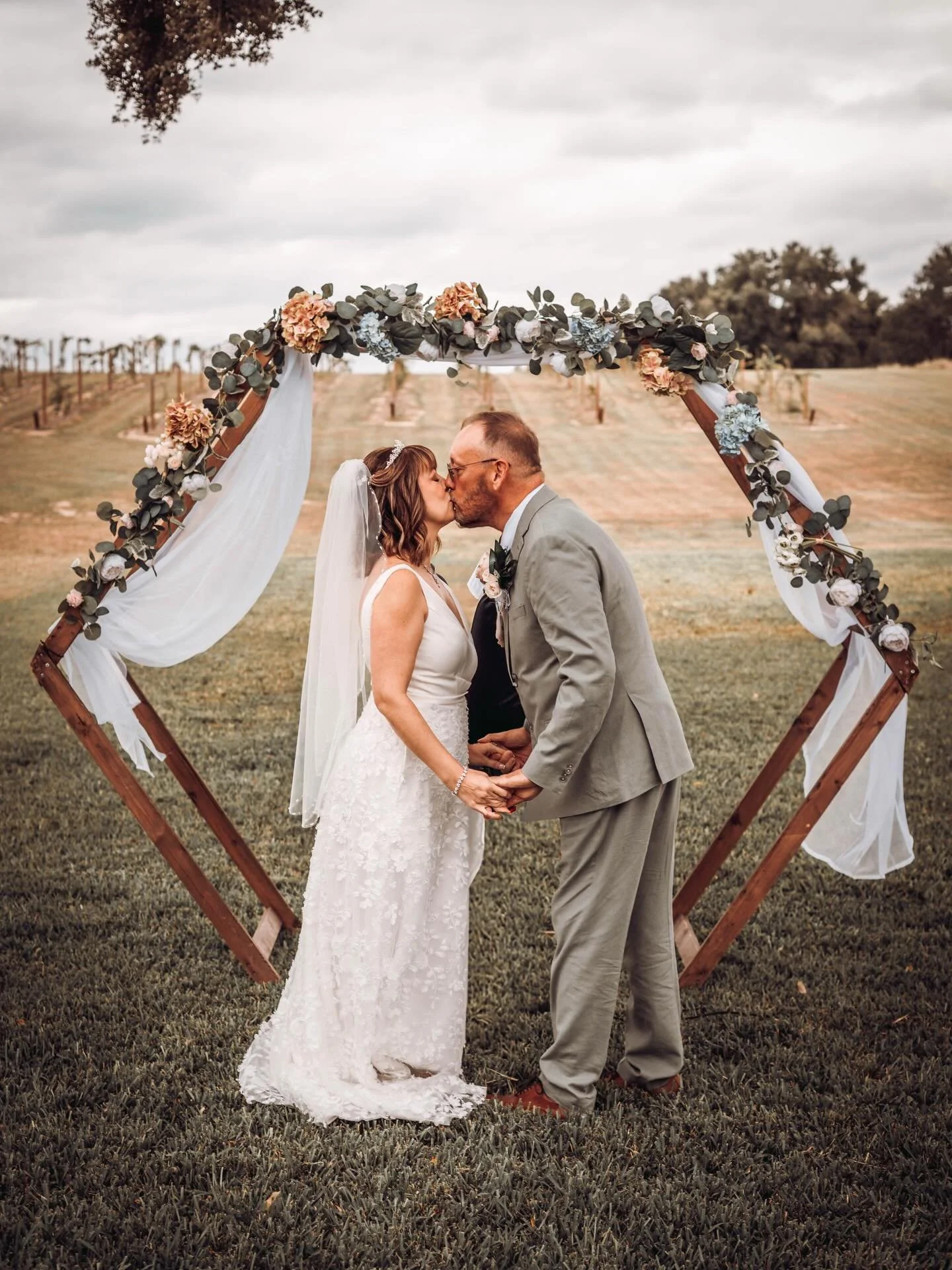 Among the vines, where love grows wild, they shared their very first kiss as forever 💍