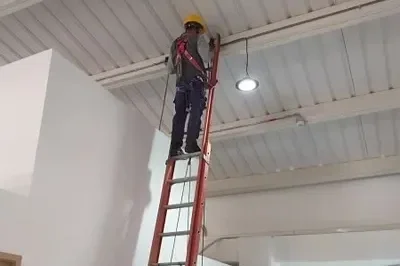 Instalación de luminarias en Monterrey