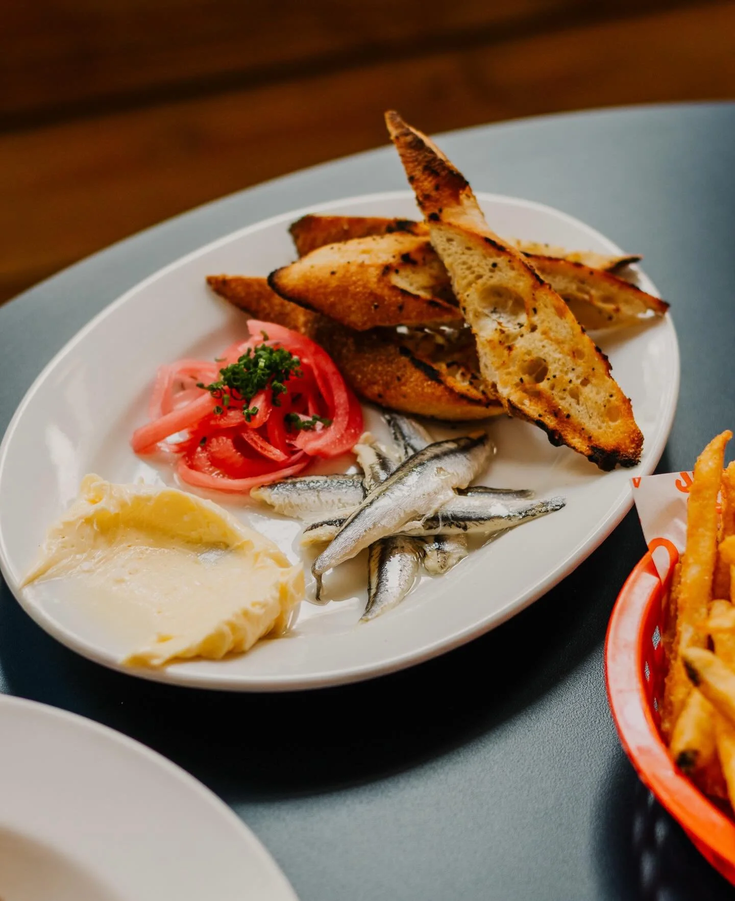 White anchovies, grilled baguette, pickled onions and whipped butter 🥖🧈🐟

A simple, salty bite for the savory lovers. This one&rsquo;s for you.