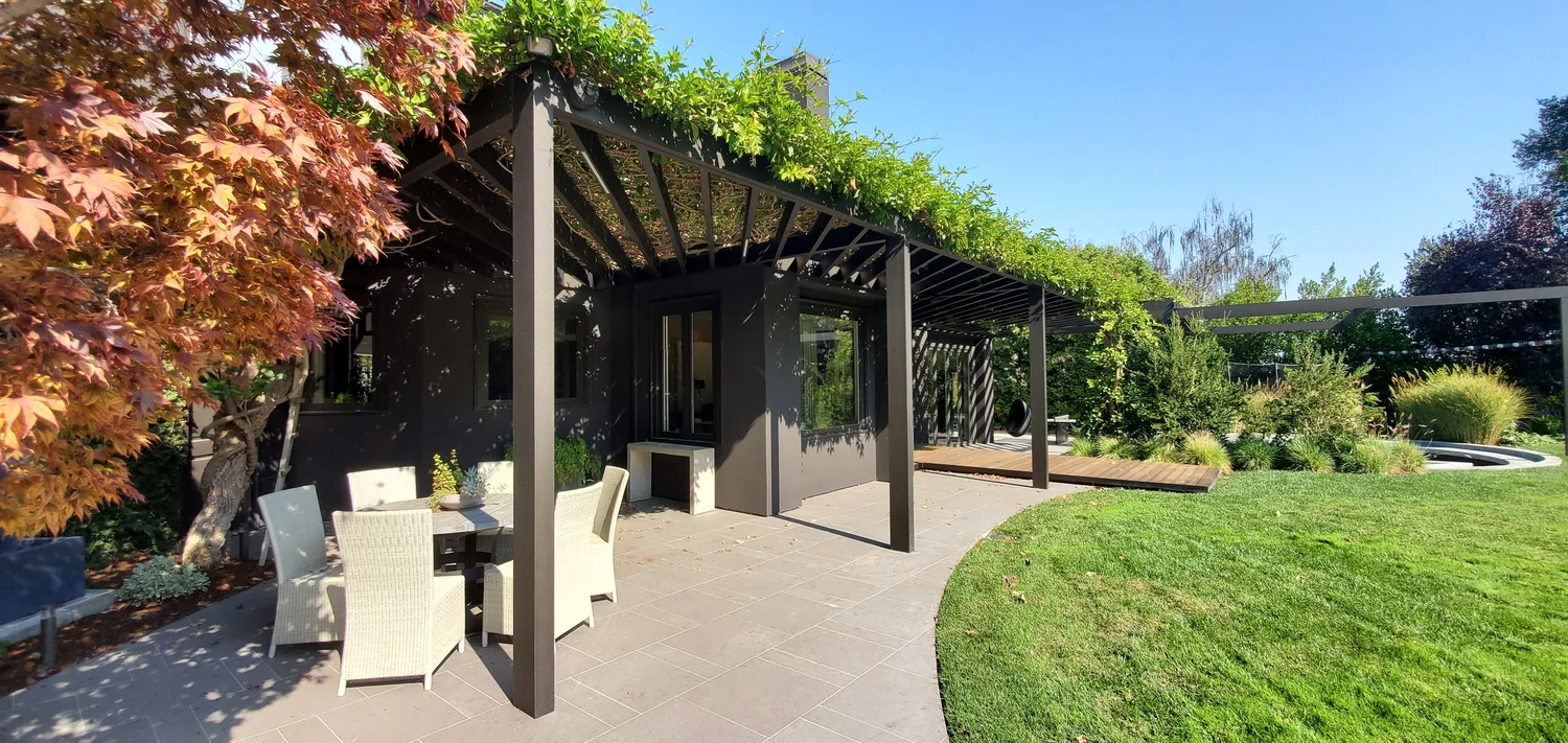 Modern extruded frame structure