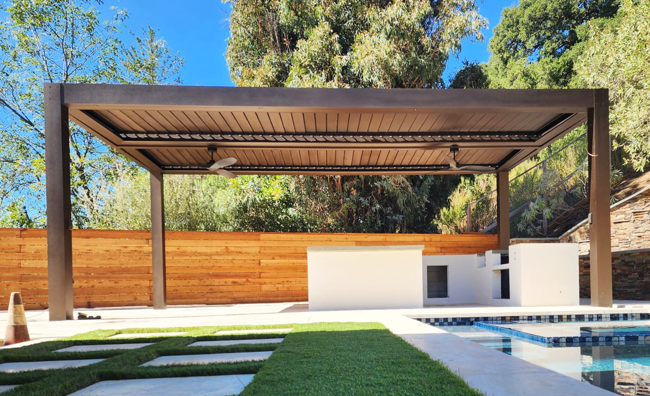 Outdoor louvered pergola