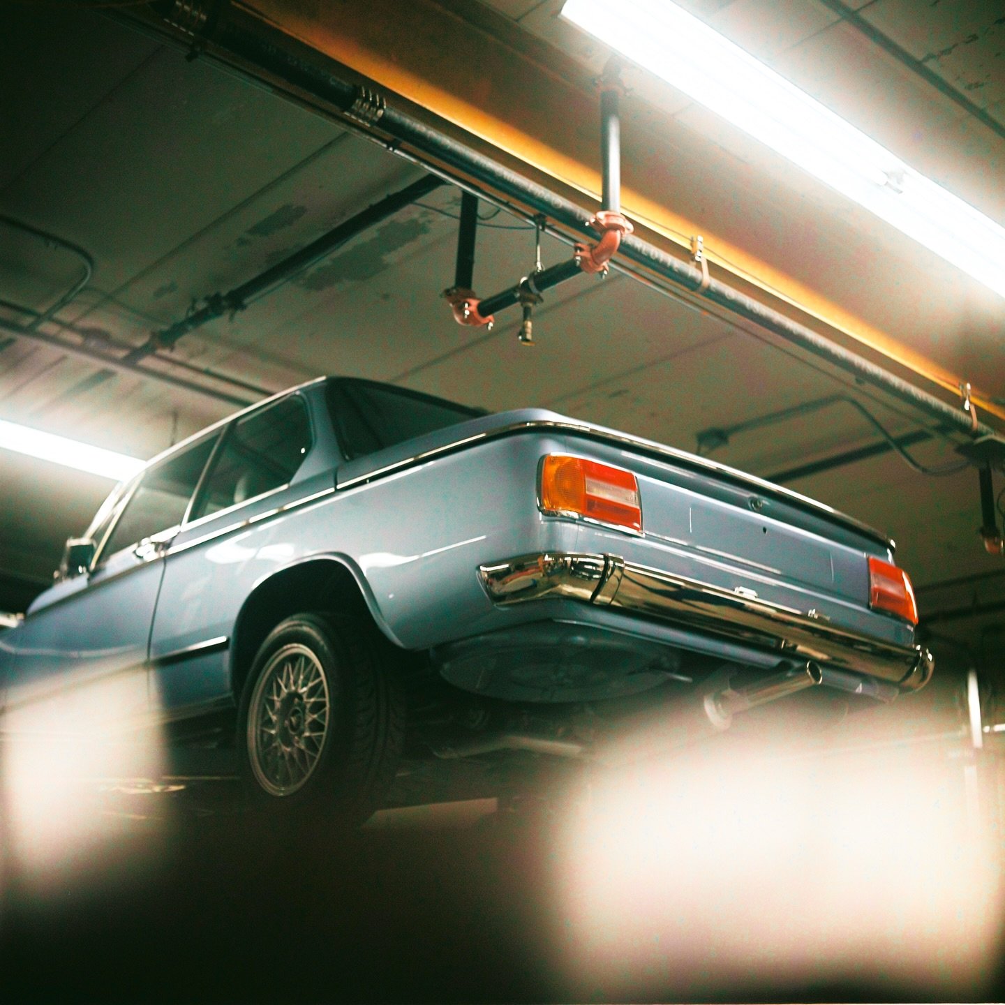 Cars on medium format film.
📸 Rolleiflex TLR
🎞️ Kodak Ektar 100 | 120 format
⚙️ Developed &amp; scanned at @catlabs.of.jp 
-