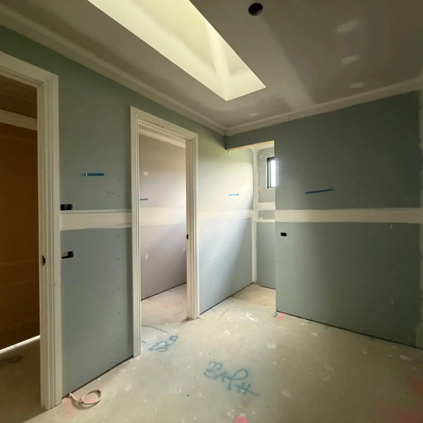 BANNOCKBURN 💫
So excited to receive some progress shots of our new house build. Once the plaster is up it really starts to take shape. Now the fun happens as they start to lay tiles and floorboards.
This one will be a beauty.

#interiordesign #moder