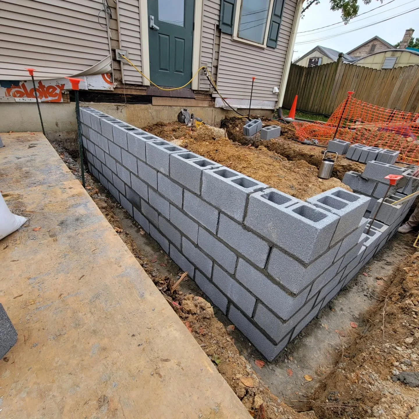Look at those smooth blocks! 👌🏼 The block foundation for this raised concrete porch is looking slick 😎 (and 💪🏼 sturdy, of course.)