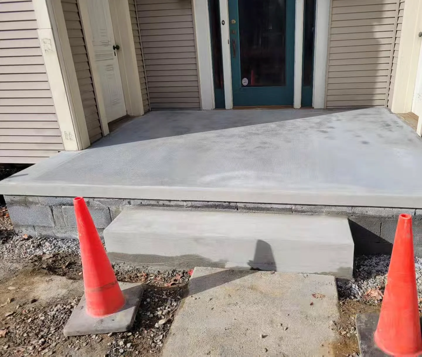 The leaves are changing, the sun is out, and the concrete is curing. 👌🏼