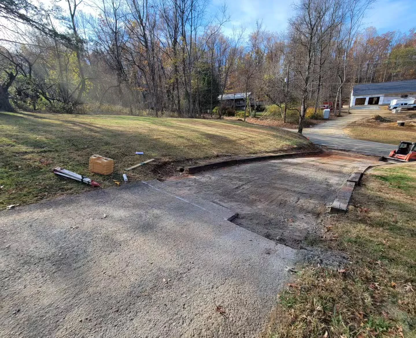 A beautiful autumn day to start a new project 🧡💛💚 Excited to see the result of this driveway restoration!