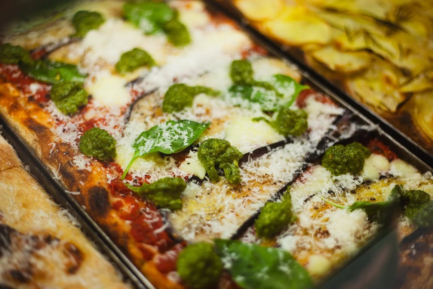 In Rome, the pizza “vetrina” is everything- you see your slice, point to it, and it’s cut just for you.👌
We kept that part of the tradition alive here too. Some classic Roman flavours, some Irish-inspired ones: all baked fresh and