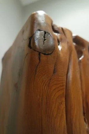 Gros plan d'une pièce en bois avec une boucle sculptée.
