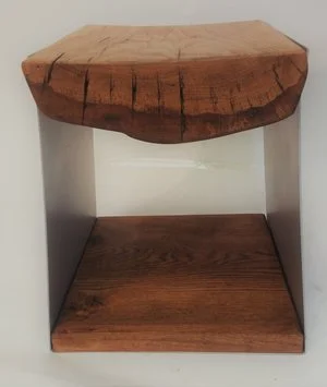 Une petite table en bois avec un dessus en bois massif et deux côtés en métal, une étagère inférieure en bois.