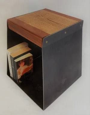 Boîte de rangement en bois et en métal avec des livres à l'intérieur