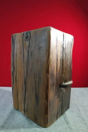 Une boîte en bois rectangulaire avec un fond rouge et une surface gris clair.