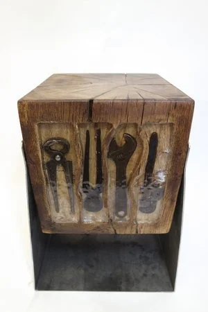 Boîte en bois avec quatre outils en métal à l'intérieur