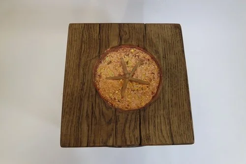 Pizza margherita sur une planche en bois.
