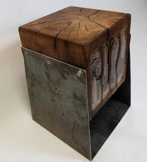 Table en bois avec un plateau en bois massif et des côtés en métal vintage.