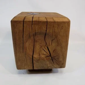 Cube en bois avec des fissures et des veines visibles.