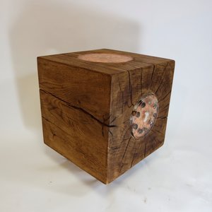 Cube en bois avec un trou circulaire percé sur le côté
