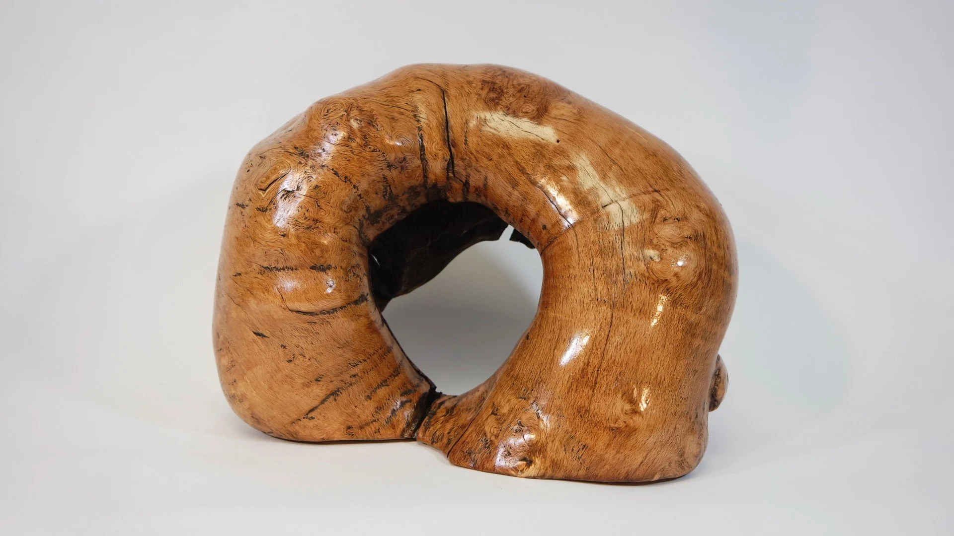  sculpture en bois en forme de cercle avec une surface lisse.