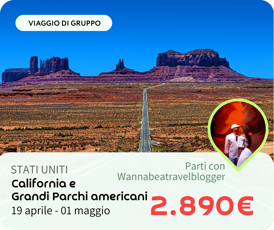 Immagine di un paesaggio desertico con formazioni rocciose e un cielo blu, rappresentante un viaggio di gruppo negli Stati Uniti, California e Parchi American