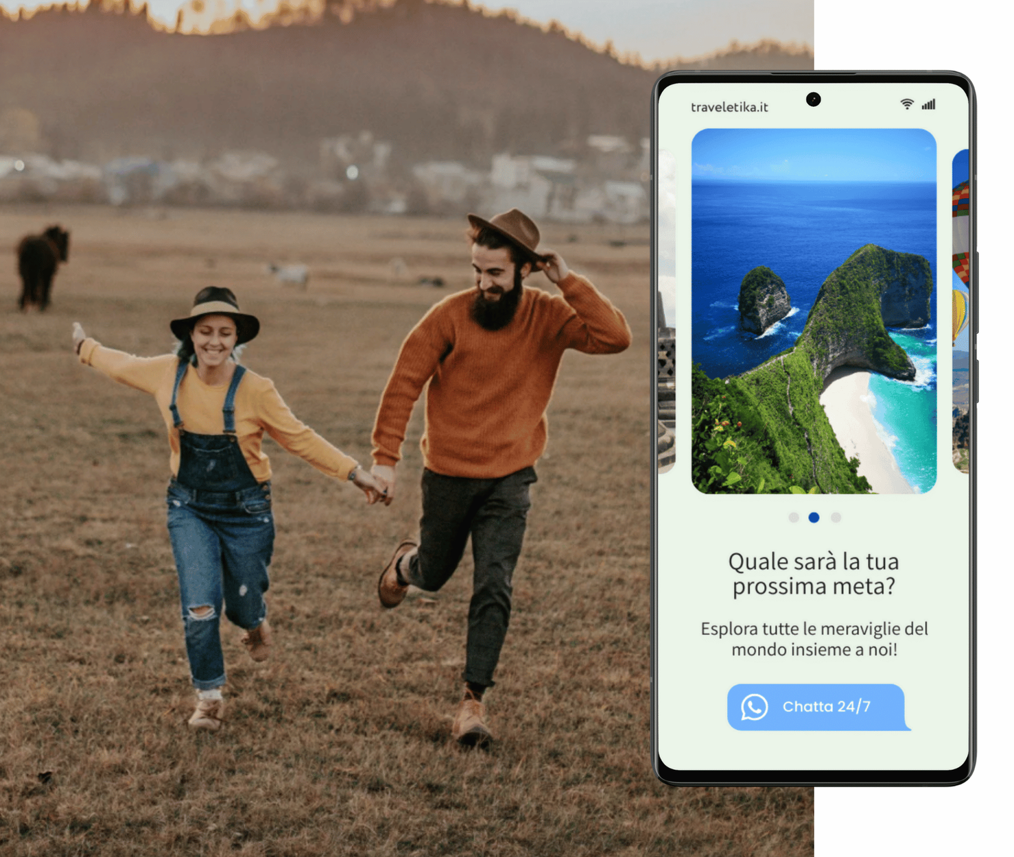 Una coppia felice che corre e si tiene per mano in un campo aperto, con una donna che indossa cappello e jeans strappati e un uomo con cappello e maglione arancione. Sul lato destro, un smartphone mostra un sito di viaggio con immagini di paesaggi tropicali e una domanda su quali saranno le prossime mete di viaggio.