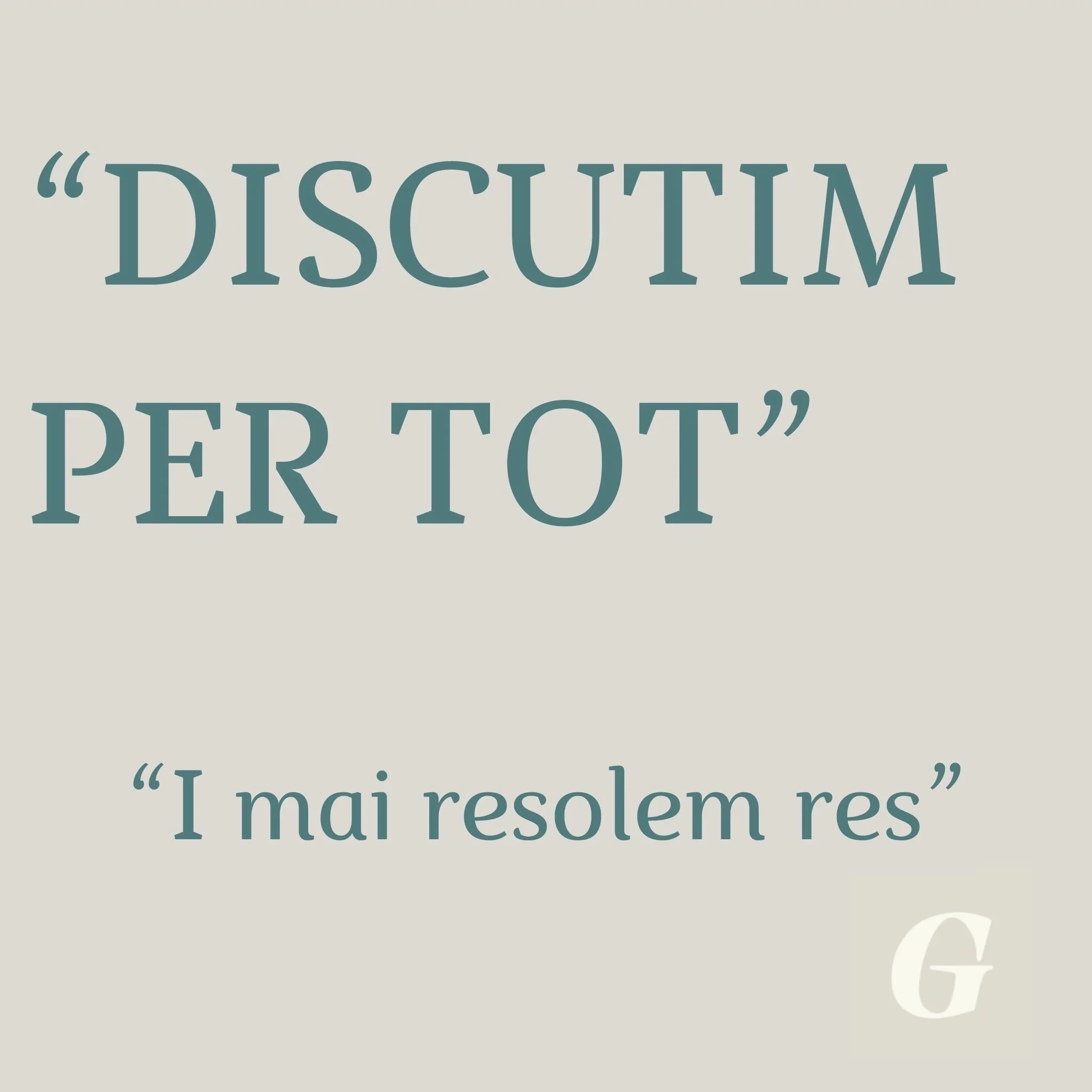 Cita en letras grandes que dice "DISCUTIM PER TOT" y debajo en letras más pequeñas que dice "I mai resolem res" en un fondo gris claro.