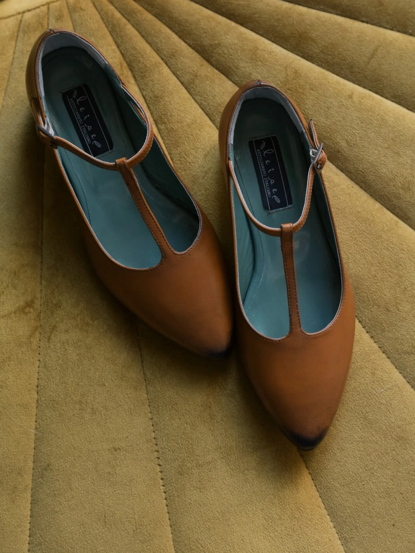 Ginny Style @leiseshoes
🍂🍁🍂🍁🍂🍁🍂🍁🍂
#leiseshoes#artigianatoitaliano🇮🇹#elegantshoes#shoeslovers#shoesgoods#shoesshoesshoes#artigianato#brescia#bresciacentro