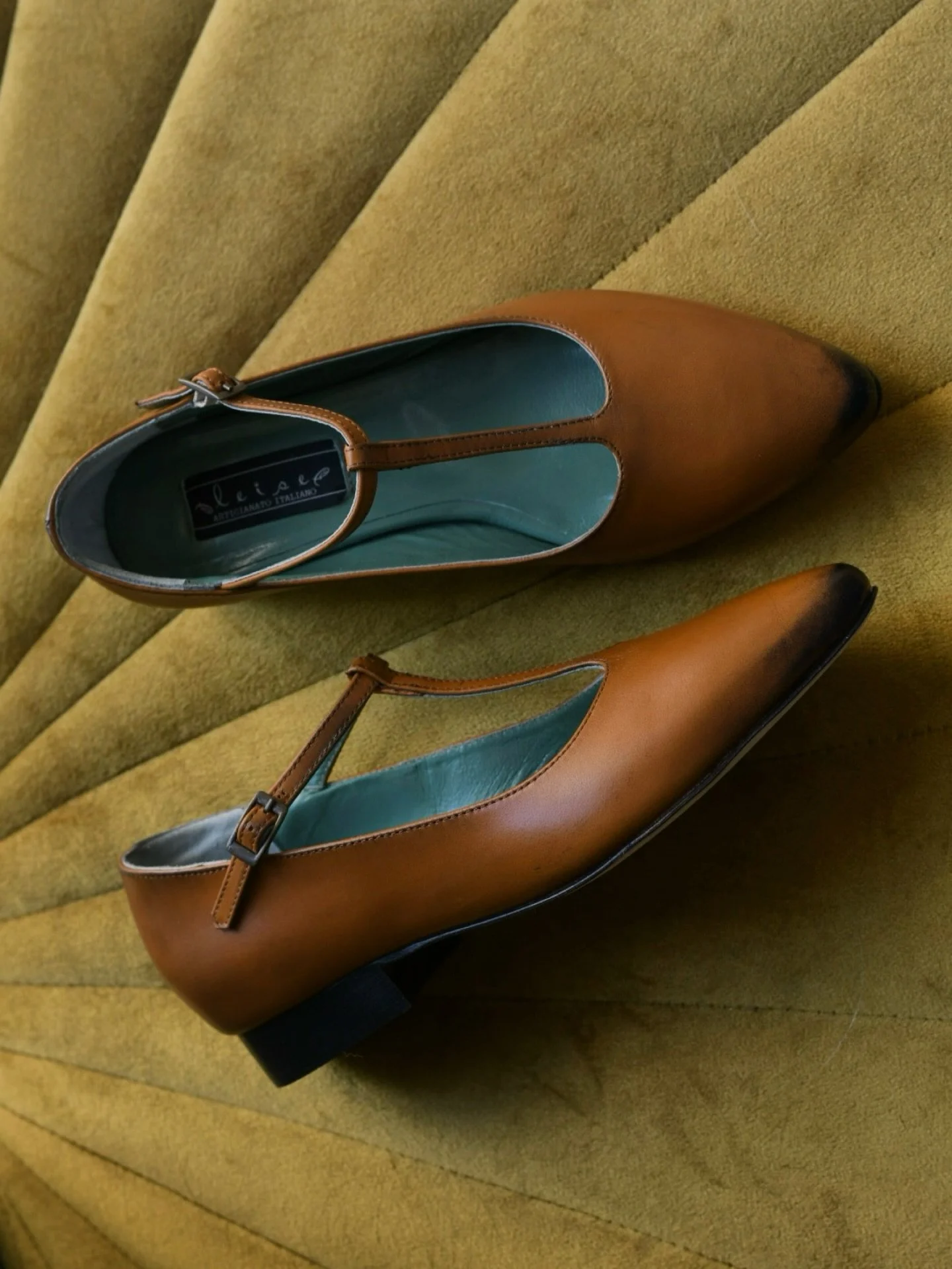 Ginny • Leise •
@leiseshoes 
🍂🍁🍂🍁🍂🍁🍂🍁🍁
#leiseshoes#artigianatoitaliano🇮🇹#elegantshoes#shoeslovers#shoesgoods#shoesshoesshoes#shoeslover#artigianali#personalizzate