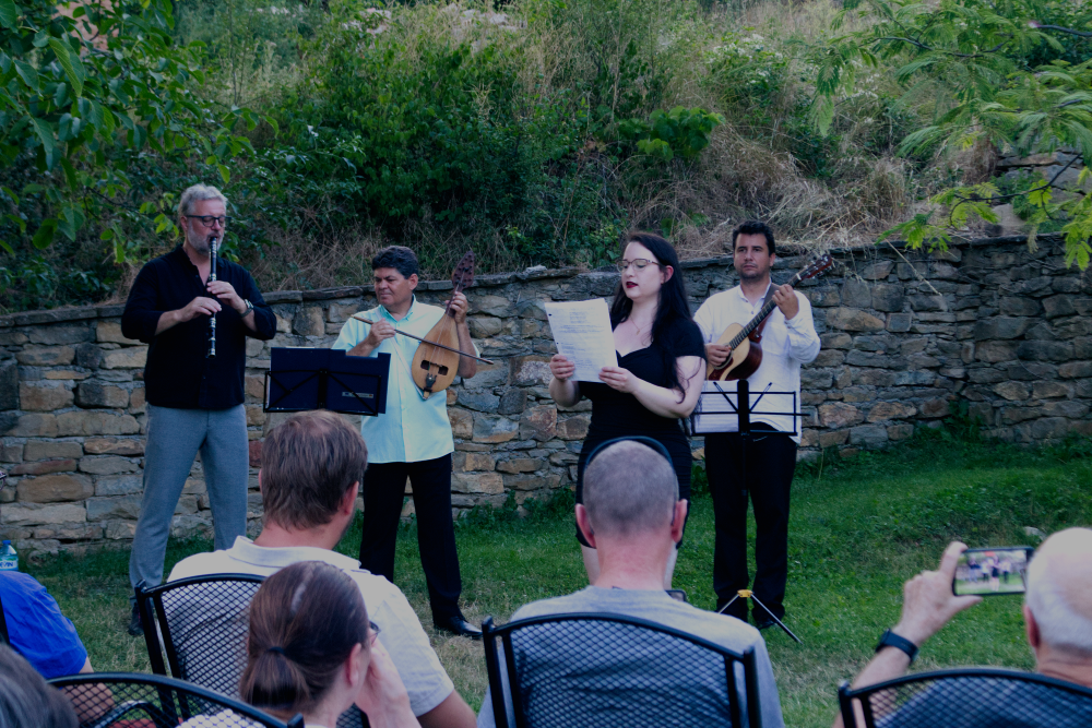 Photo by Luba Maznova