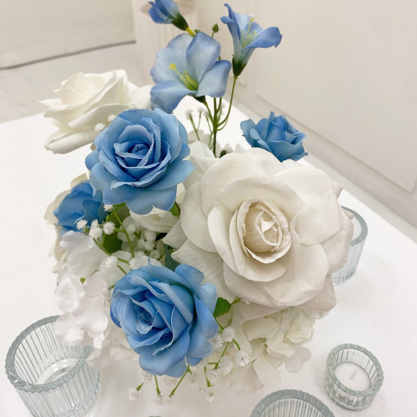 Want to know what&rsquo;s included in our wedding packages? 
Here is 1 of our centrepiece designs you can choose from! 
- 1 Beautiful Faux Floral Arrangement In A Vase (colour of your chose) 
- 1 Set of Medium Size Candle Set (3-4) 
- 1 Set of Mini V