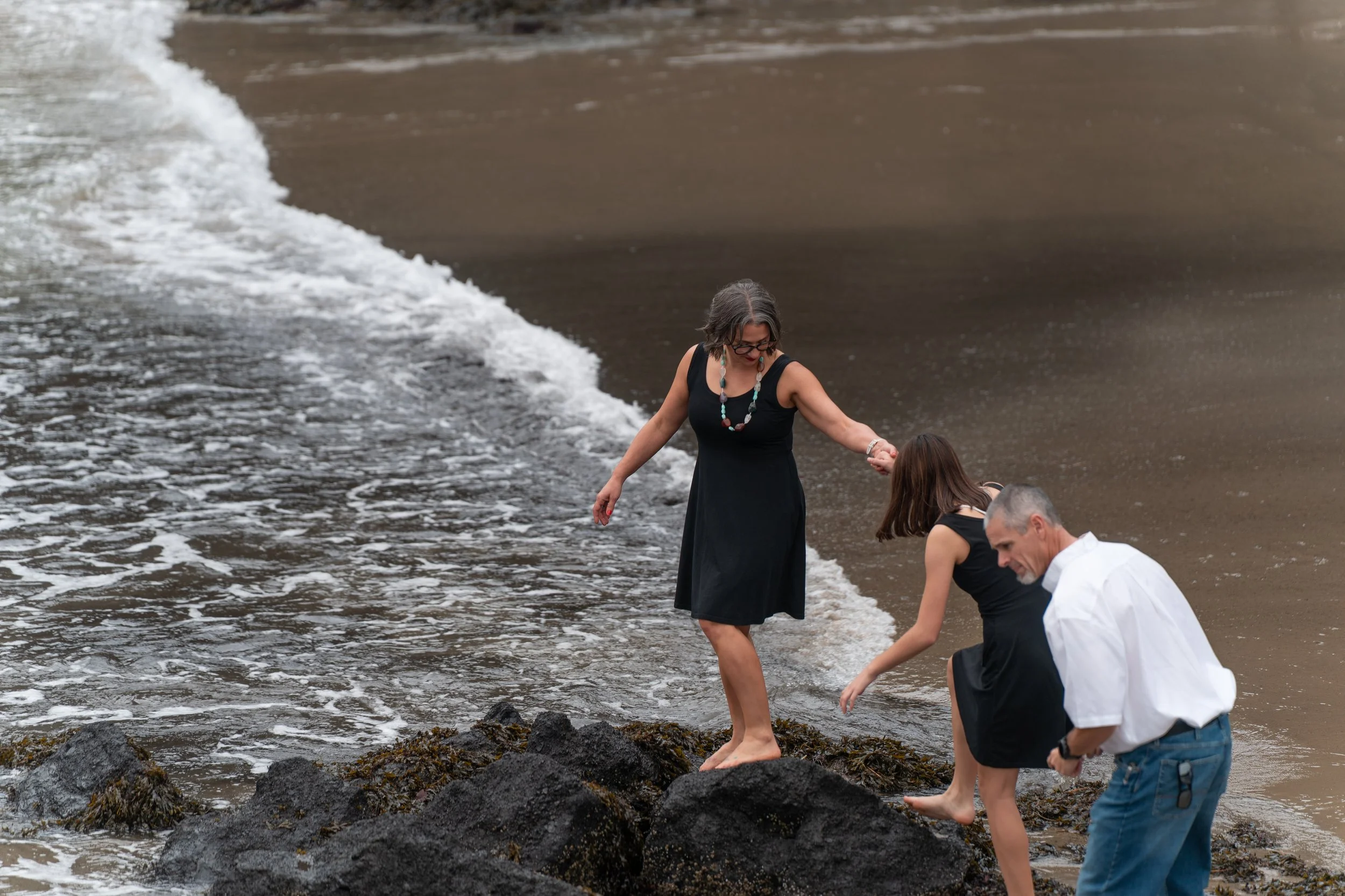 family enjoying the beach in lincoln city 