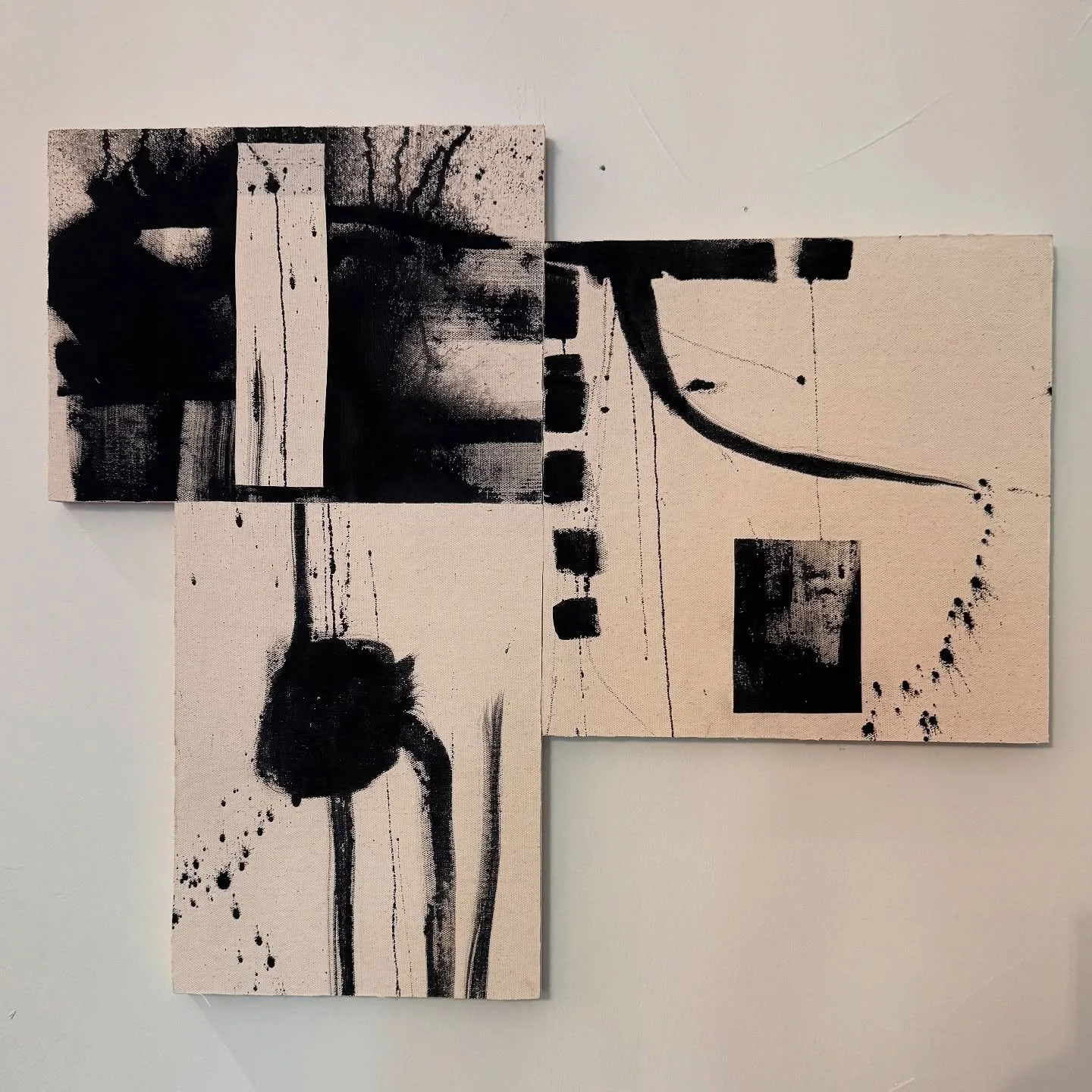 Hello all, I&rsquo;m working on some new ideas for my upcoming solo show in October. 
Here&rsquo;s one of them. Thinking about using panels as simple sculptural shapes and how to integrate with my earlier ideas. Lots to think about❣️❣️
Acrylic and in