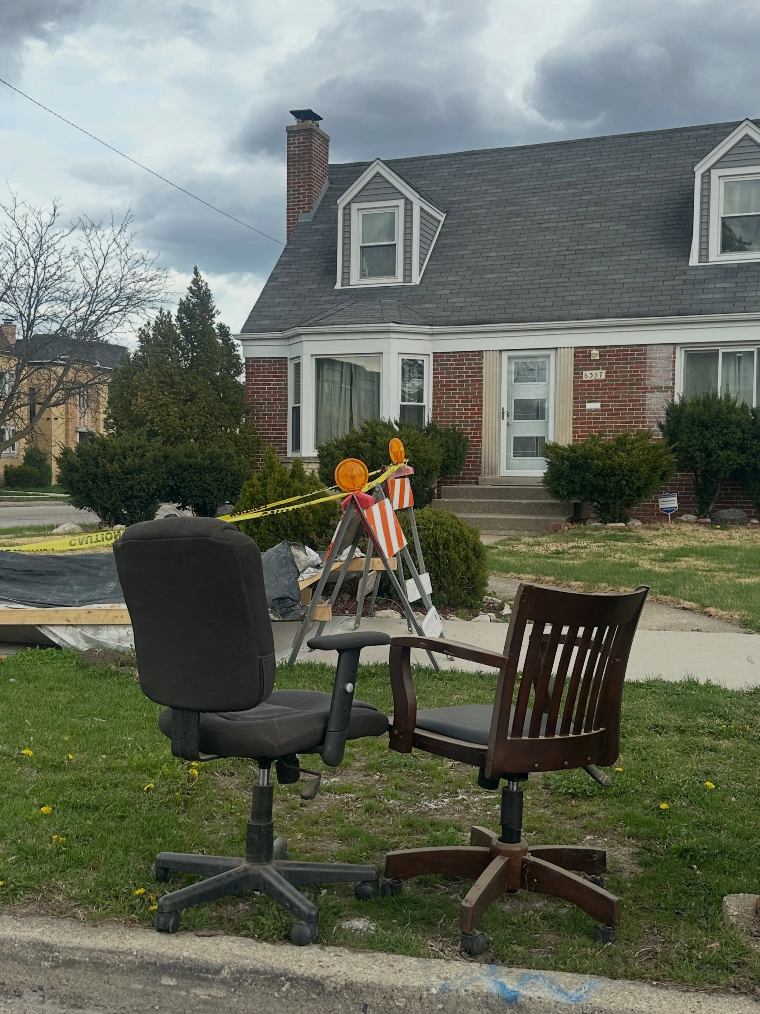 🦺 beep beep beep 🚧 construction seatson is underway 

@chairs.in.the.wild @chairspoetry @chairsinthewild #chicity #chairsofinstagram #chairswithstories #chairs #chicagoart