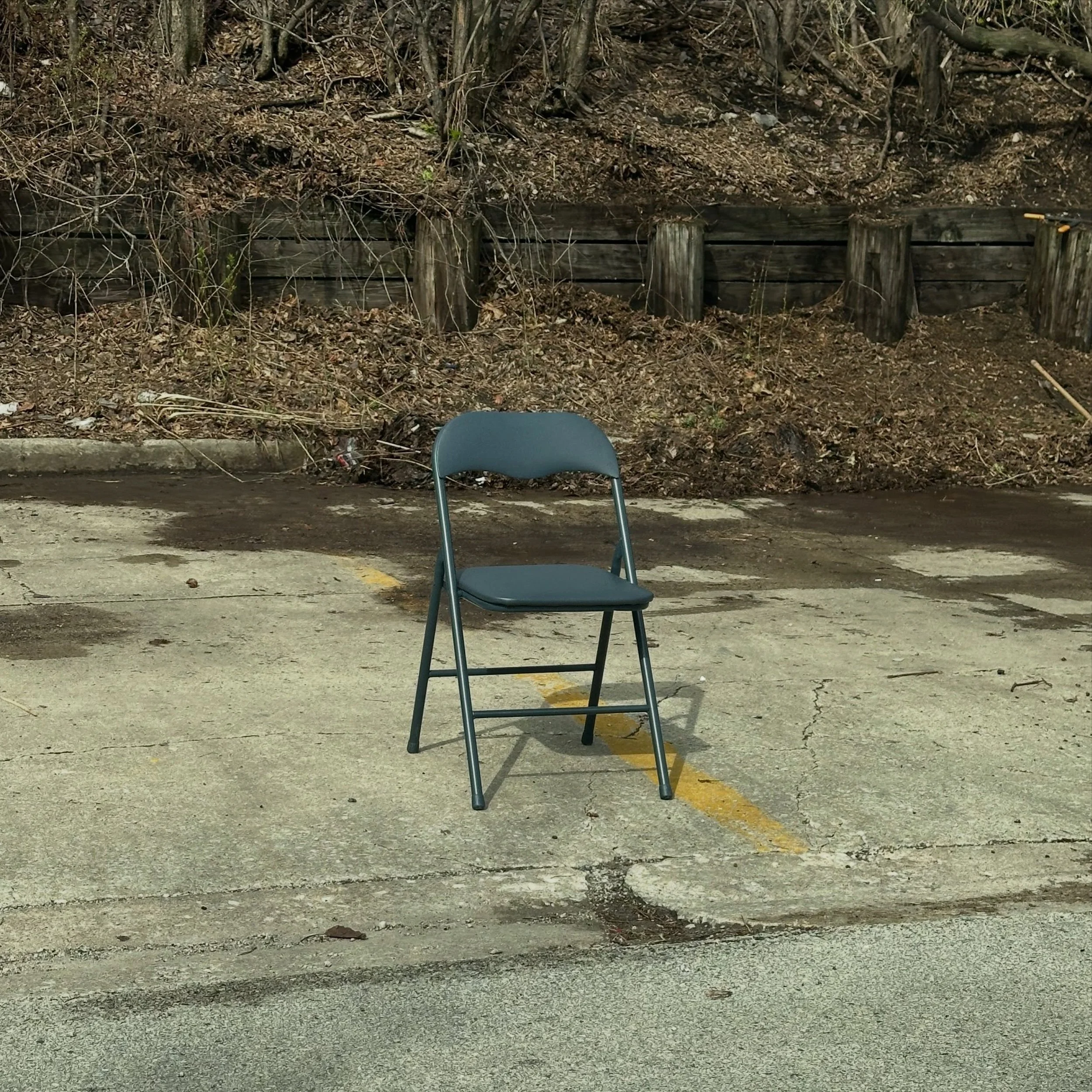 summertime dibs on Malt Row! 🪑 🅿️ #ravenswood #chairs #chairsofinstagram #chicagoart #chicagodibs @ravenswood_chi @randomchairs @chairspoetry @chairs.in.the.wild