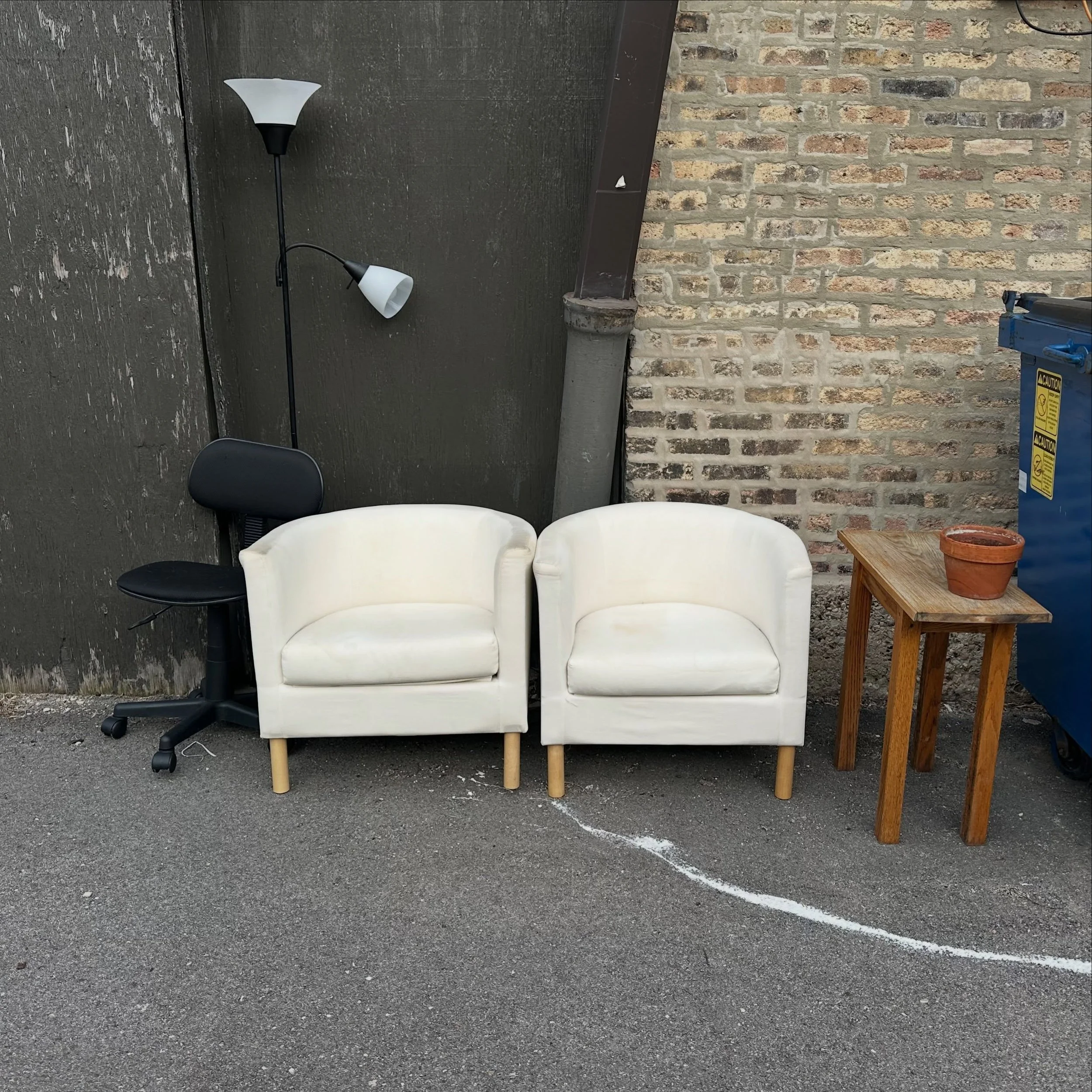 how many chairs do u see in this pic? wrong answers only&hellip;
🪑 @randomchairs @chairspoetry @chairs.in.the.wild #chair #chairs #chairart #chairpose #chicago