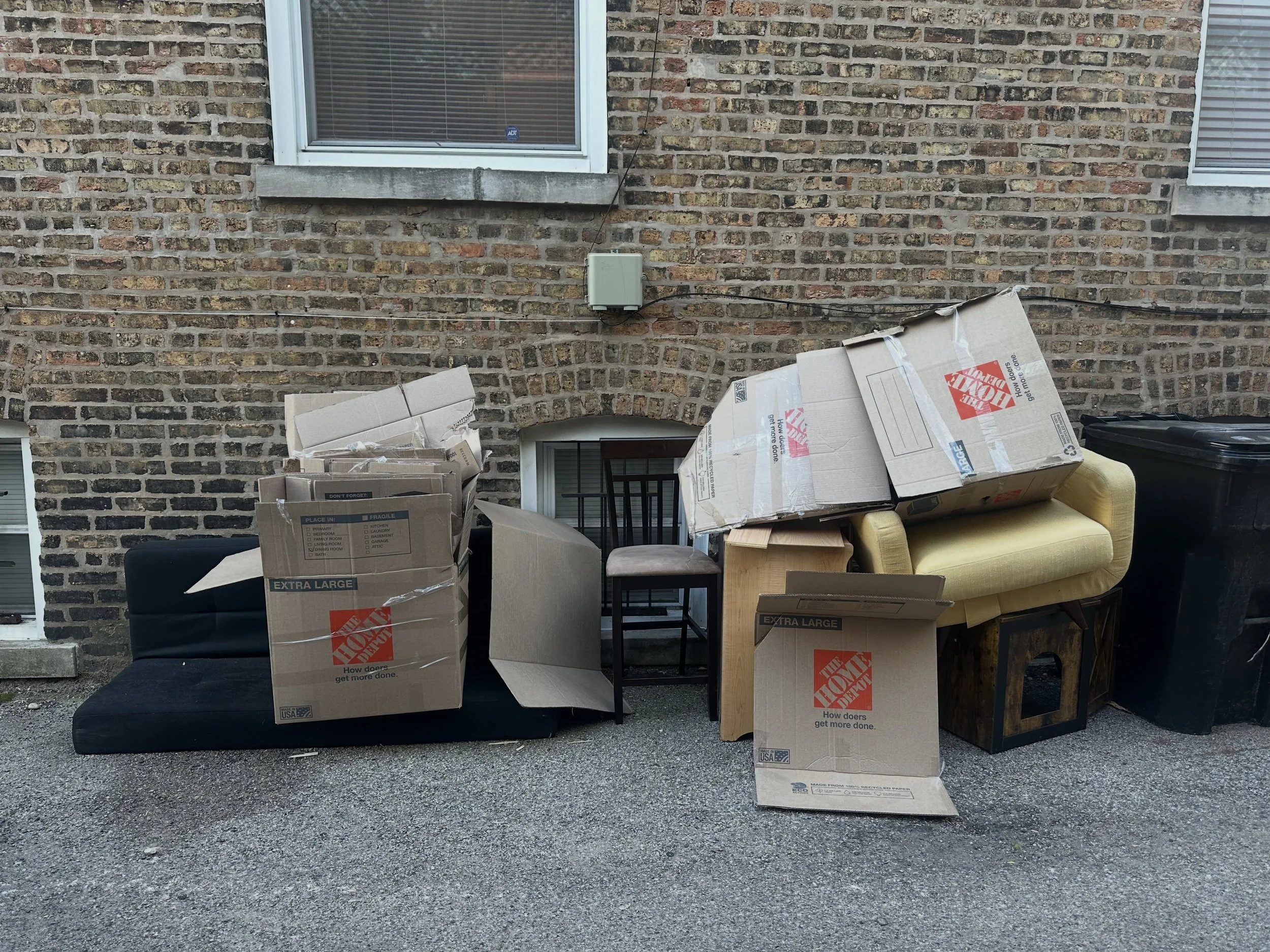 couch chair chair, right over there. #chicago #chicagoart #chicagoalleys @randomchairs @chairspoetry