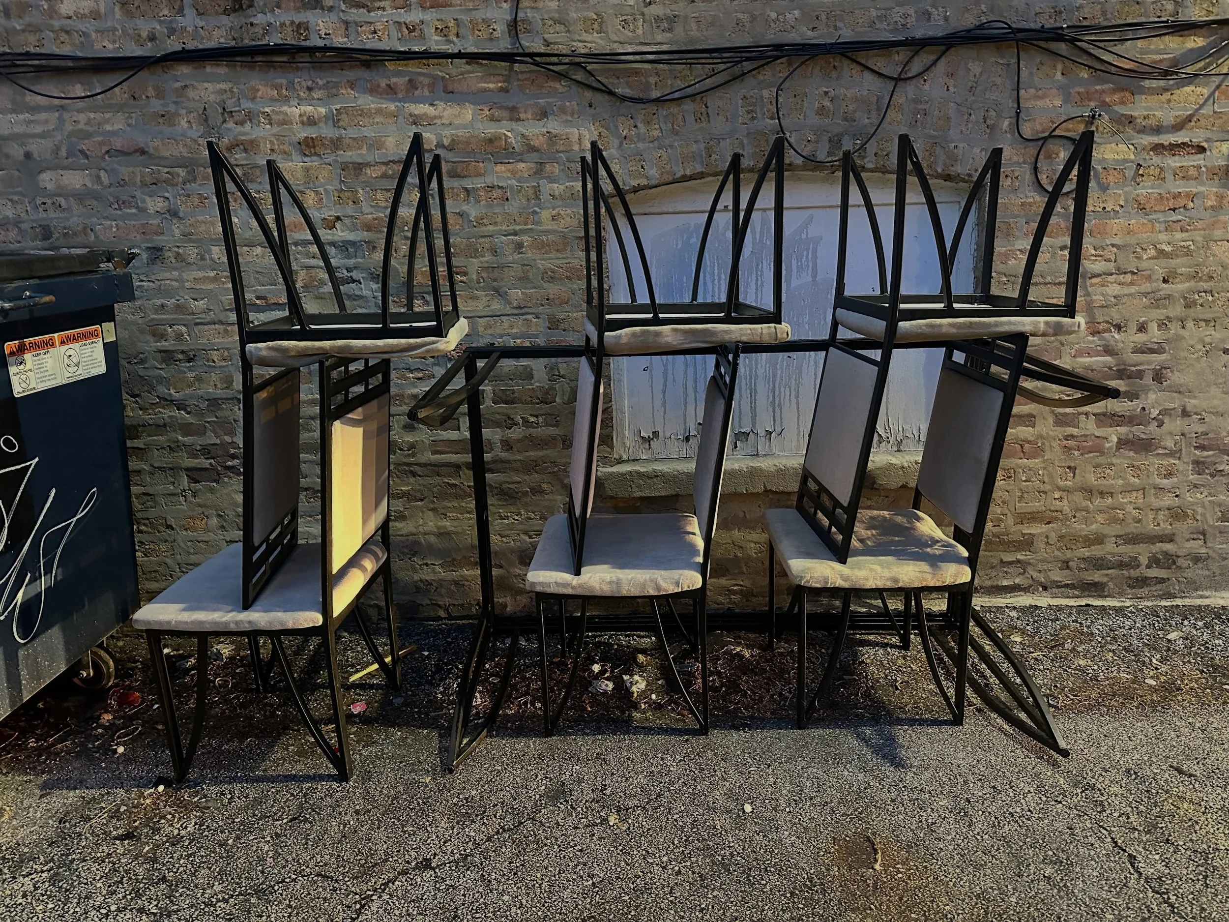 the ninth wonder of the world: balancing chairs
🪑 @chairs.in.the.wild @randomchairs @chairspoetry #chicago #chicagoart #chicagoalley #chair #chairsofinstagram