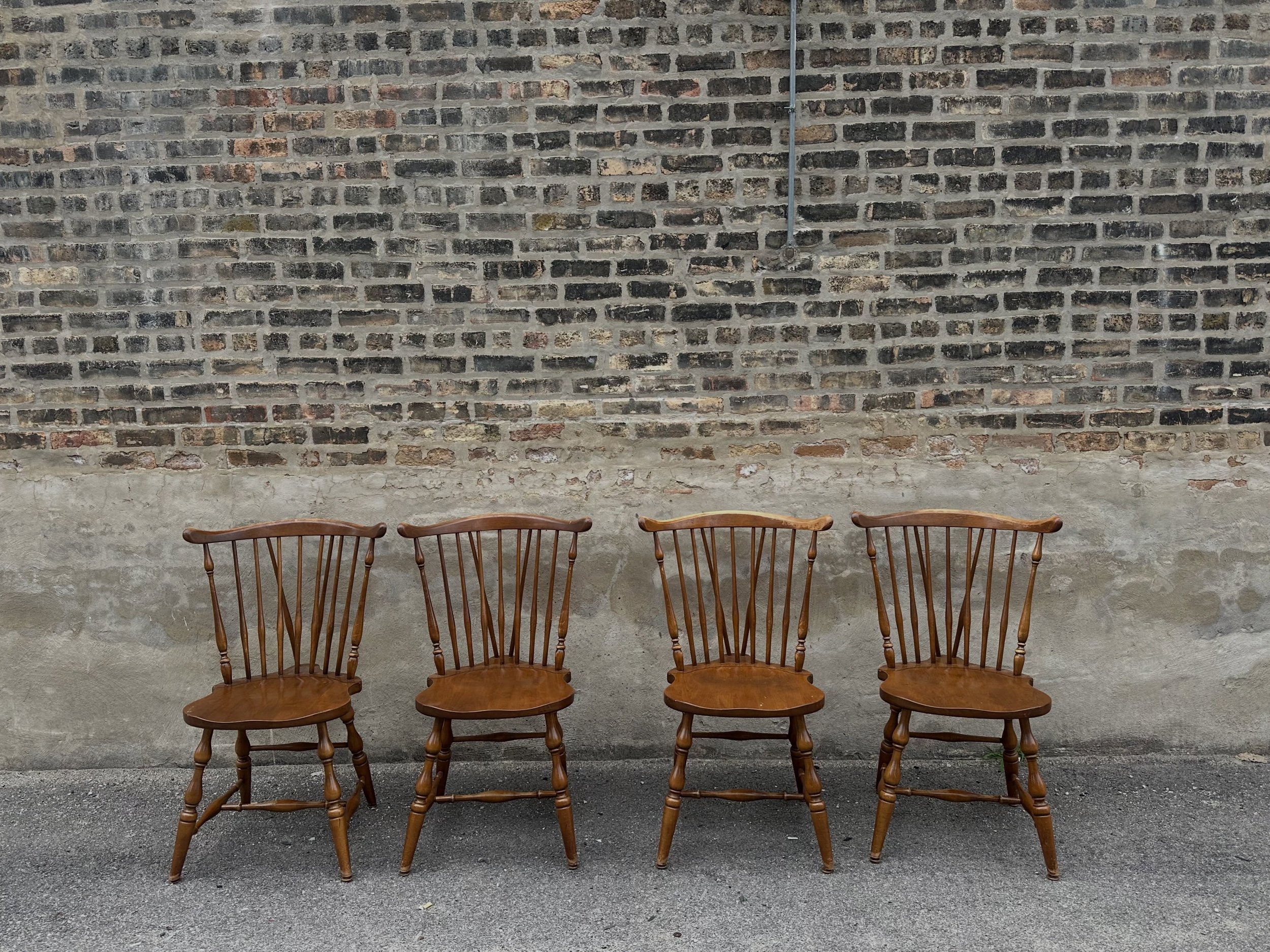 🪑 🪑 🪑 🪑 
@chairspoetry @chairs.in.the.wild @chairsinthewild #chicago #chicagoalley #chicity #chairs #chairsofinstagram
