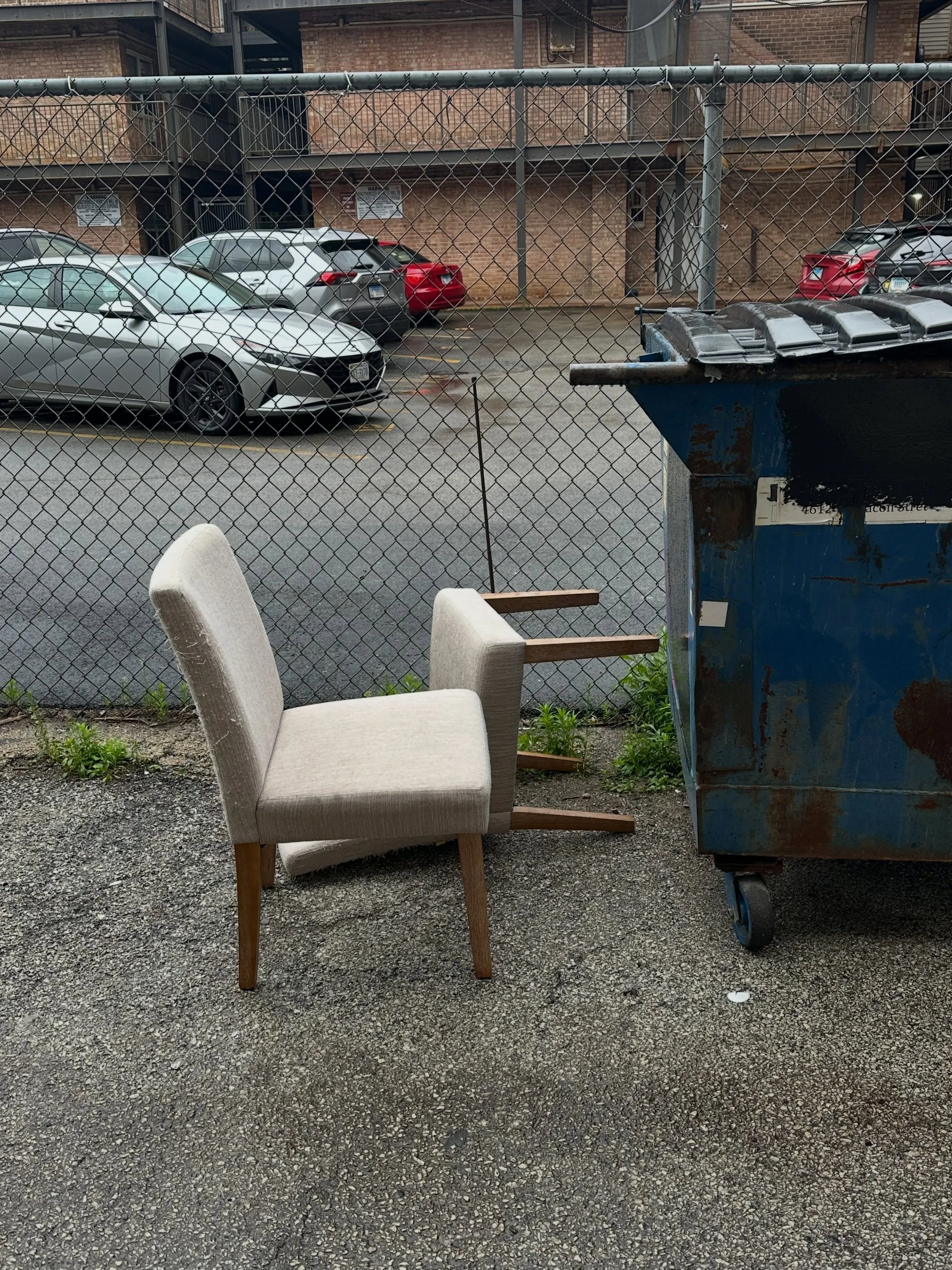 seen in uptown, sitting there together 🪑🪑 
#chicagoalley #chicagoalleys #chicagoart #chairsofinstagram #chair